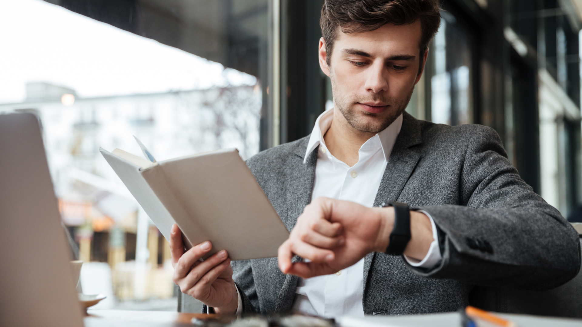 Executivo em treinamento de gestão de tempo consultando agenda e checando o horário no smartwatch para otimização de produtividade.
