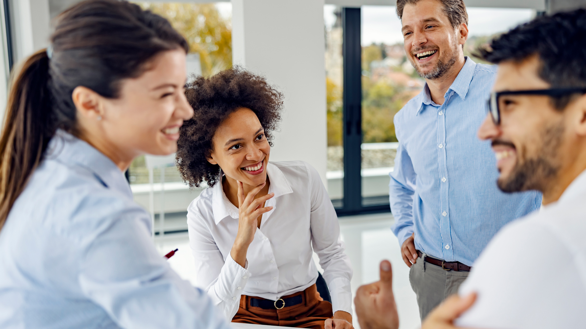 Equipe de consultores da Fenicio em sessão de brainstorming com balões de pensamento ilustrados, representando a geração de ideias estratégicas.